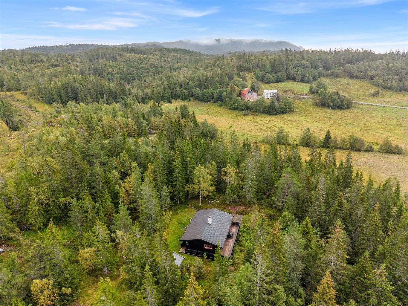 Et fantastisk utgangspunkt for den friluftsinteresserte – nærmeste preparerte skiløype ligger kun ca. 185 meter fra eiendommen.
