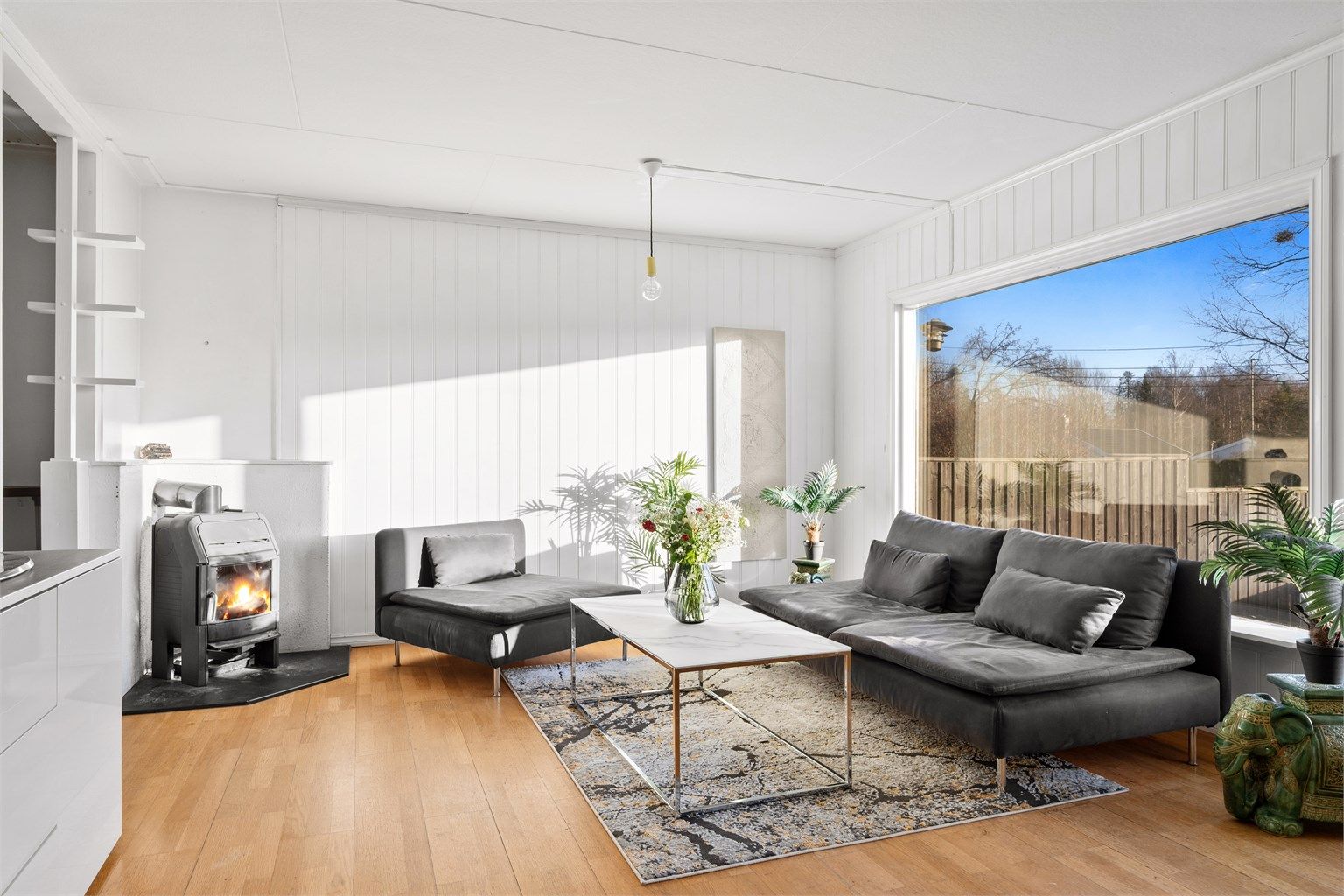 Store vindusflater som slipper inn mye naturlig lys