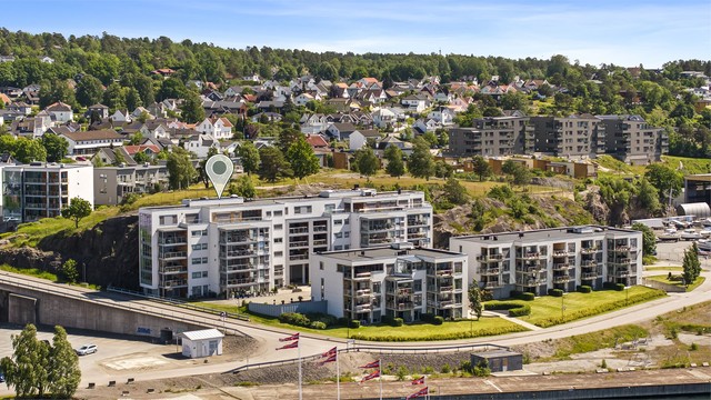 Nærområdet byr på gode rekreasjonsmuligheter med turstier i skogen, fotballbaner og lekeplass.