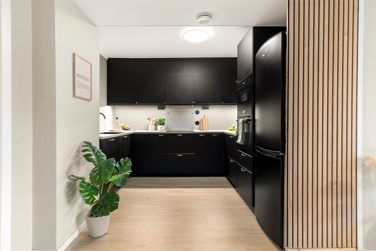 Leiligheten har et flott og elegant IKEA kjøkken fra 2022. 