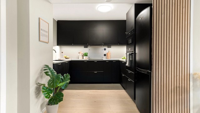 Leiligheten har et flott og elegant IKEA kjøkken fra 2022.