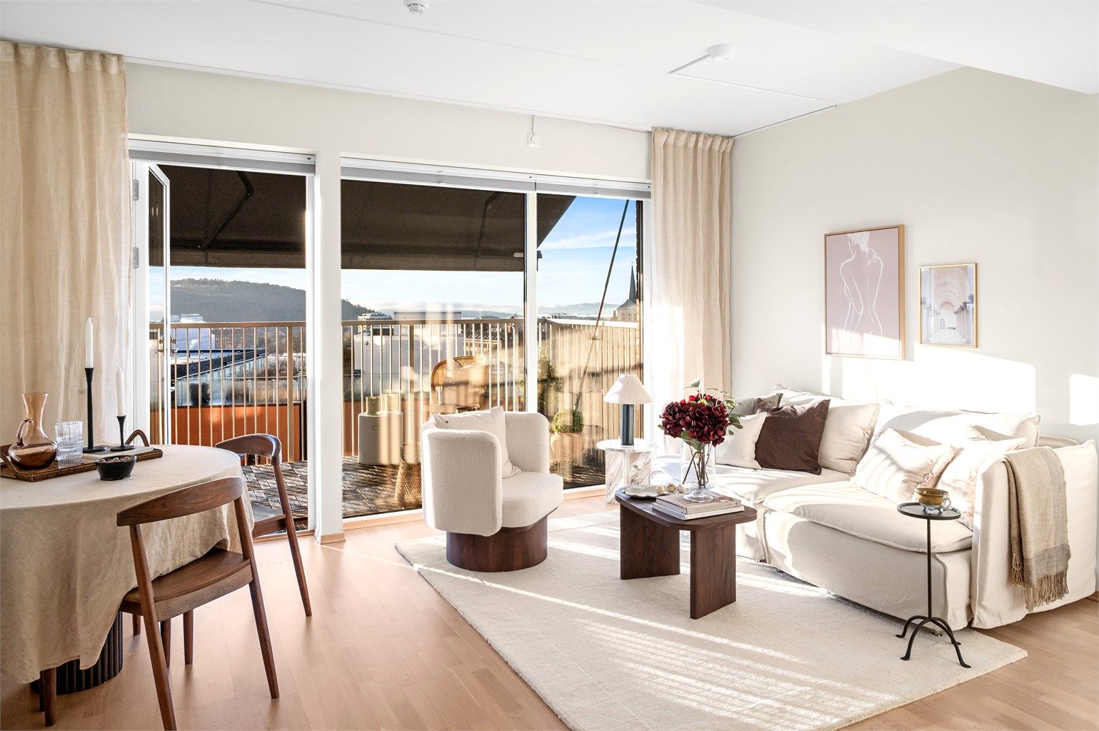 Stuen fremstår som et romslig og svært innbydende oppholdsrom, med god plass til både sofa, salongbord, TV-løsning og en hyggelig spisegruppe. 