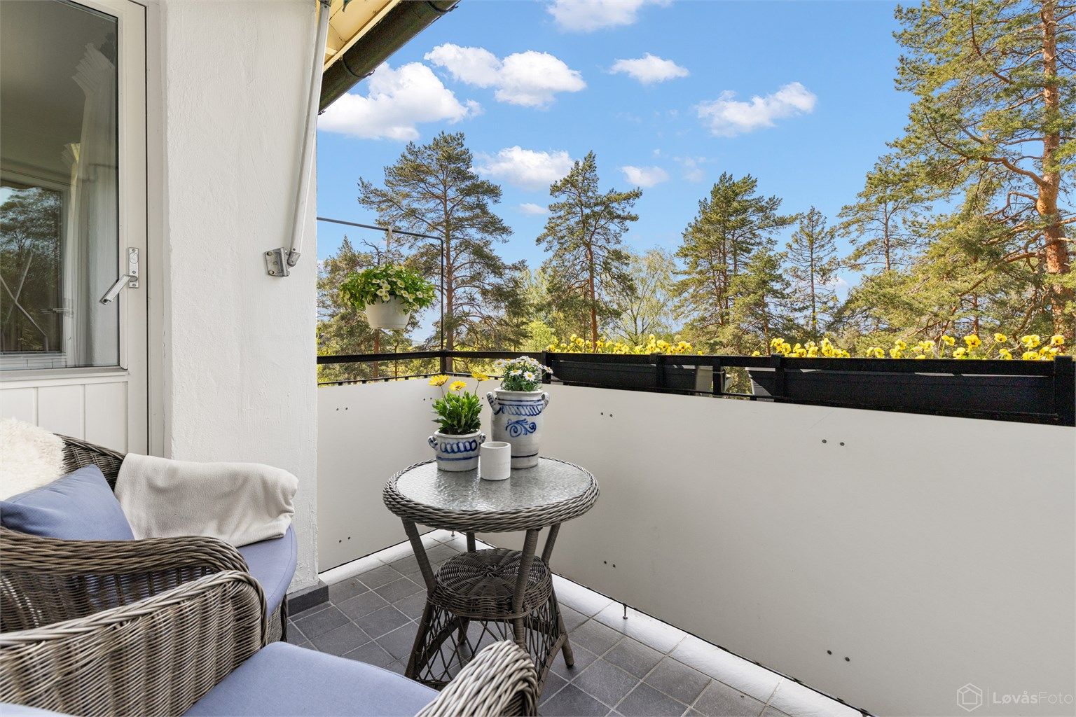 Fra den overbygde, vestvendte balkongen kan du nyte utsikten mot et hyggelig skogsområde.
Foto: Løvås Foto