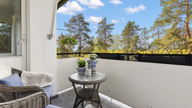 Fra den overbygde, vestvendte balkongen kan du nyte utsikten mot et hyggelig skogsområde.
Foto: Løvås Foto