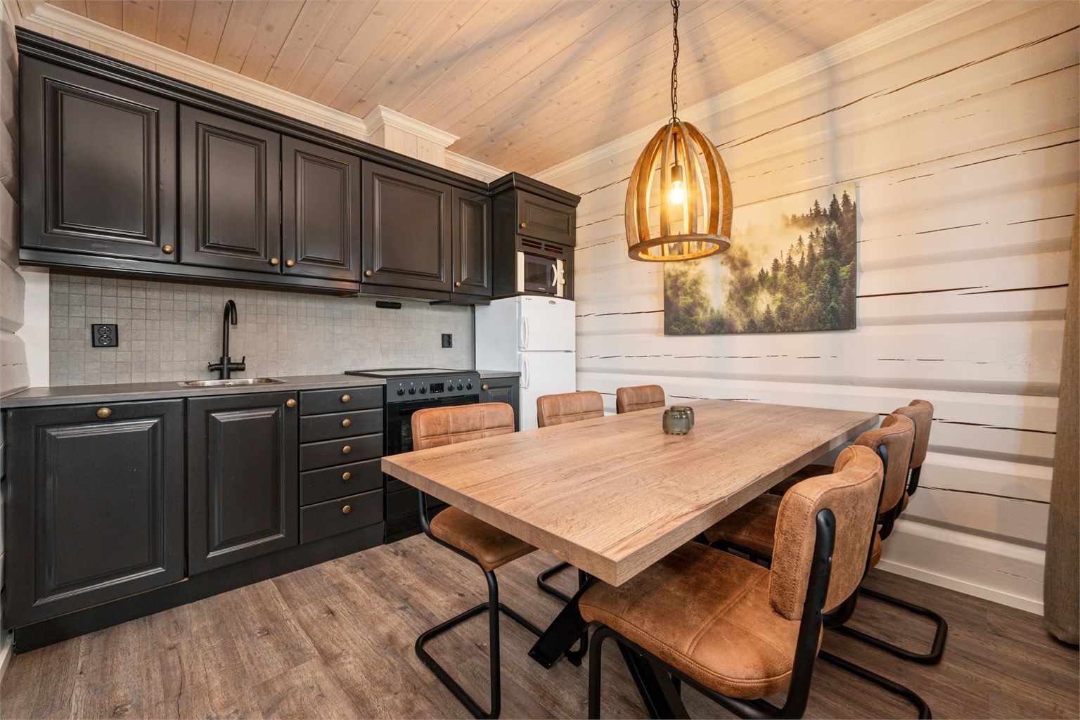 Kjøkkenet har et areal på ca 9 kvm. og har rikelig med oppbevaringsplass