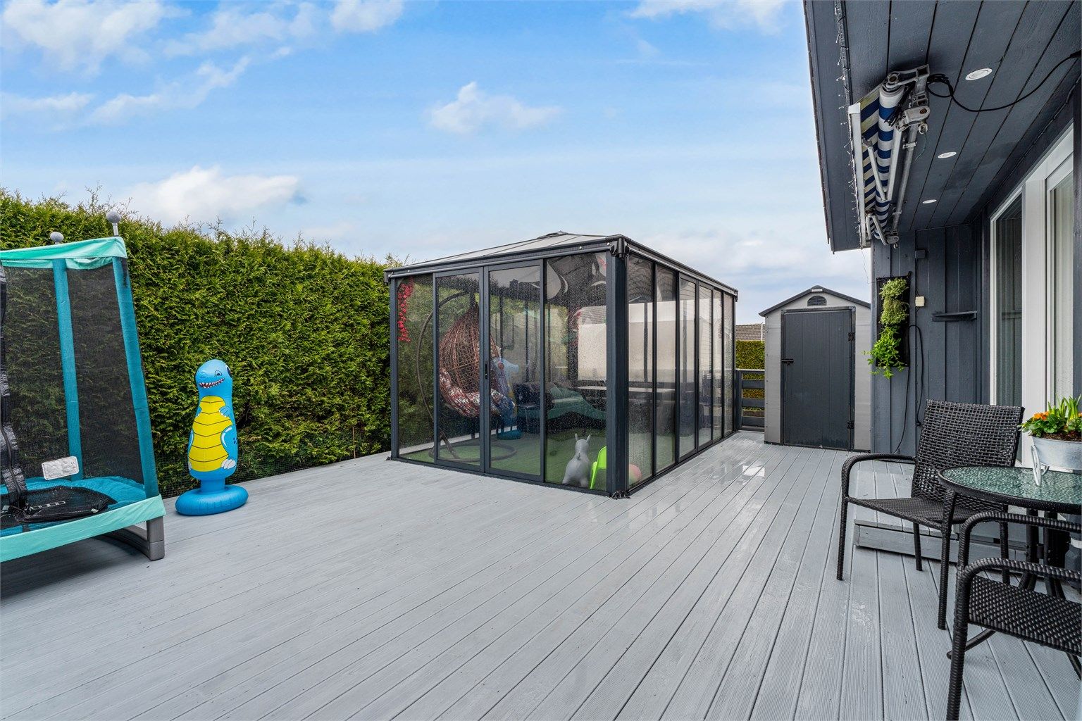 Uteområdet ble oppgradert i 2024 med en ny hagestue på 12 m² og en praktisk, nybygget bod.