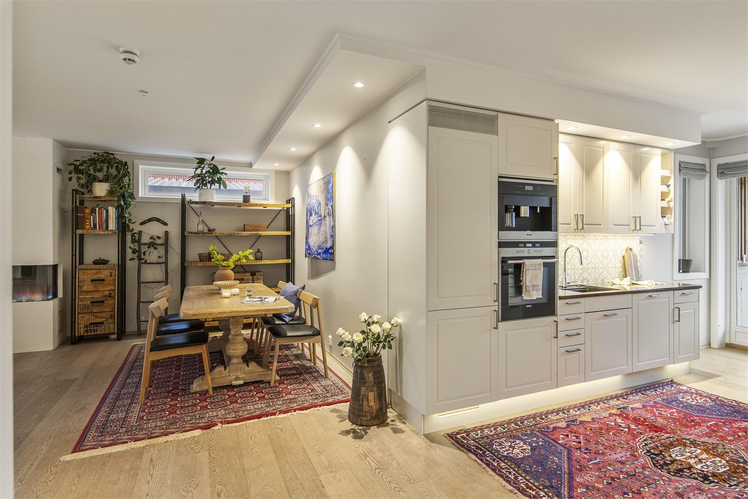 Det er vannbåren varme i alle gulv (unntatt bod/teknisk rom)