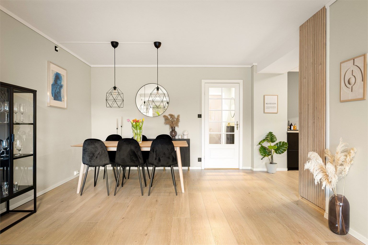 Stuen er romslig med god soneinndeling mellom spisestue og sofakrok