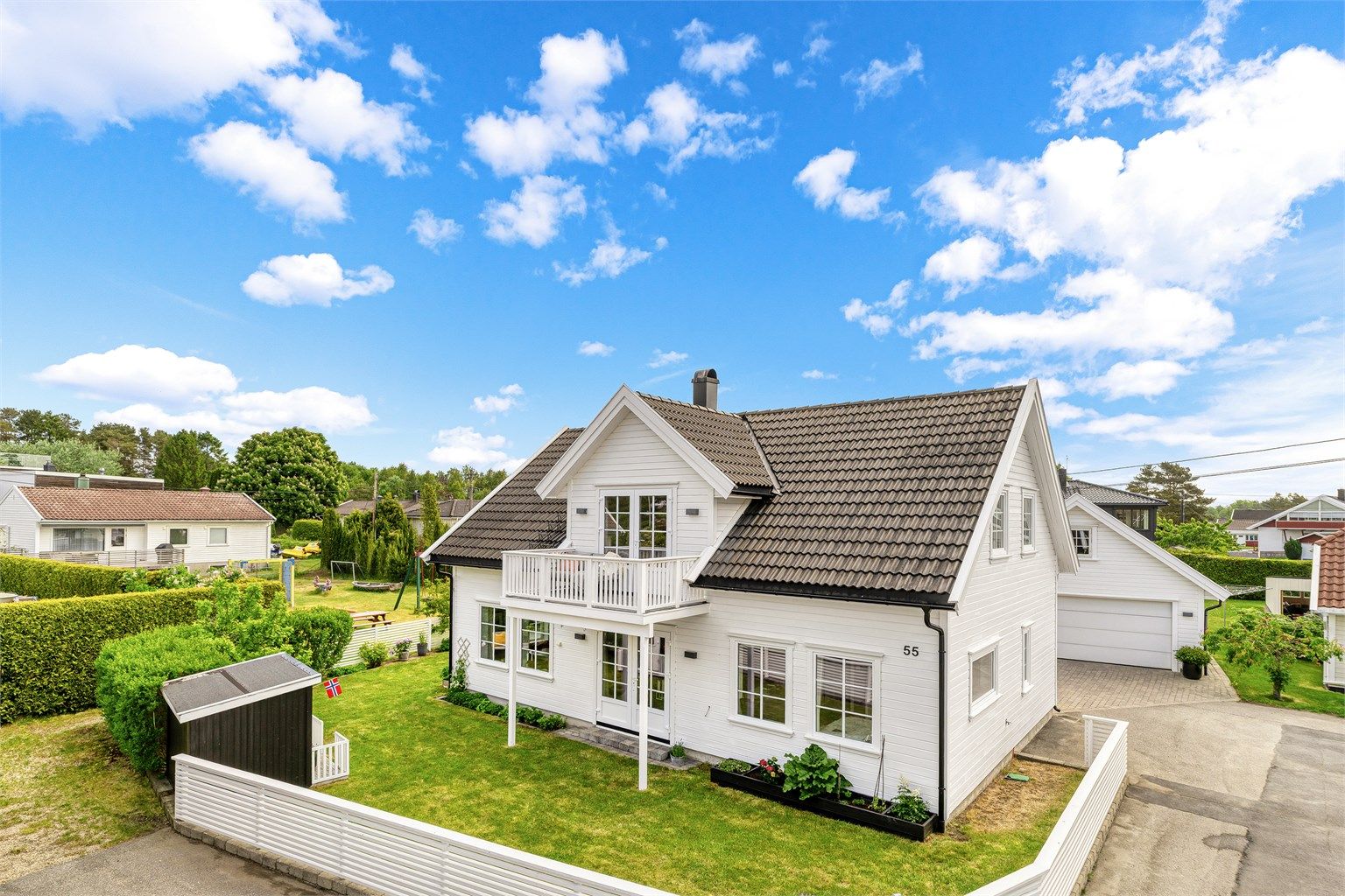 Velkommen til Tingsakermoen 55 - En innbydende og flott eiendom sentralt i Lillesand. Barnevennlig beliggenhet i blindvei. Dobbelgarasje. 