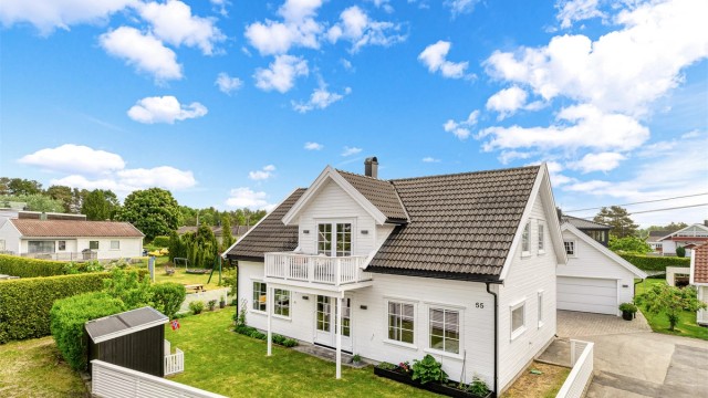 Velkommen til Tingsakermoen 55 - En innbydende og flott eiendom sentralt i Lillesand. Barnevennlig beliggenhet i blindvei. Dobbelgarasje.