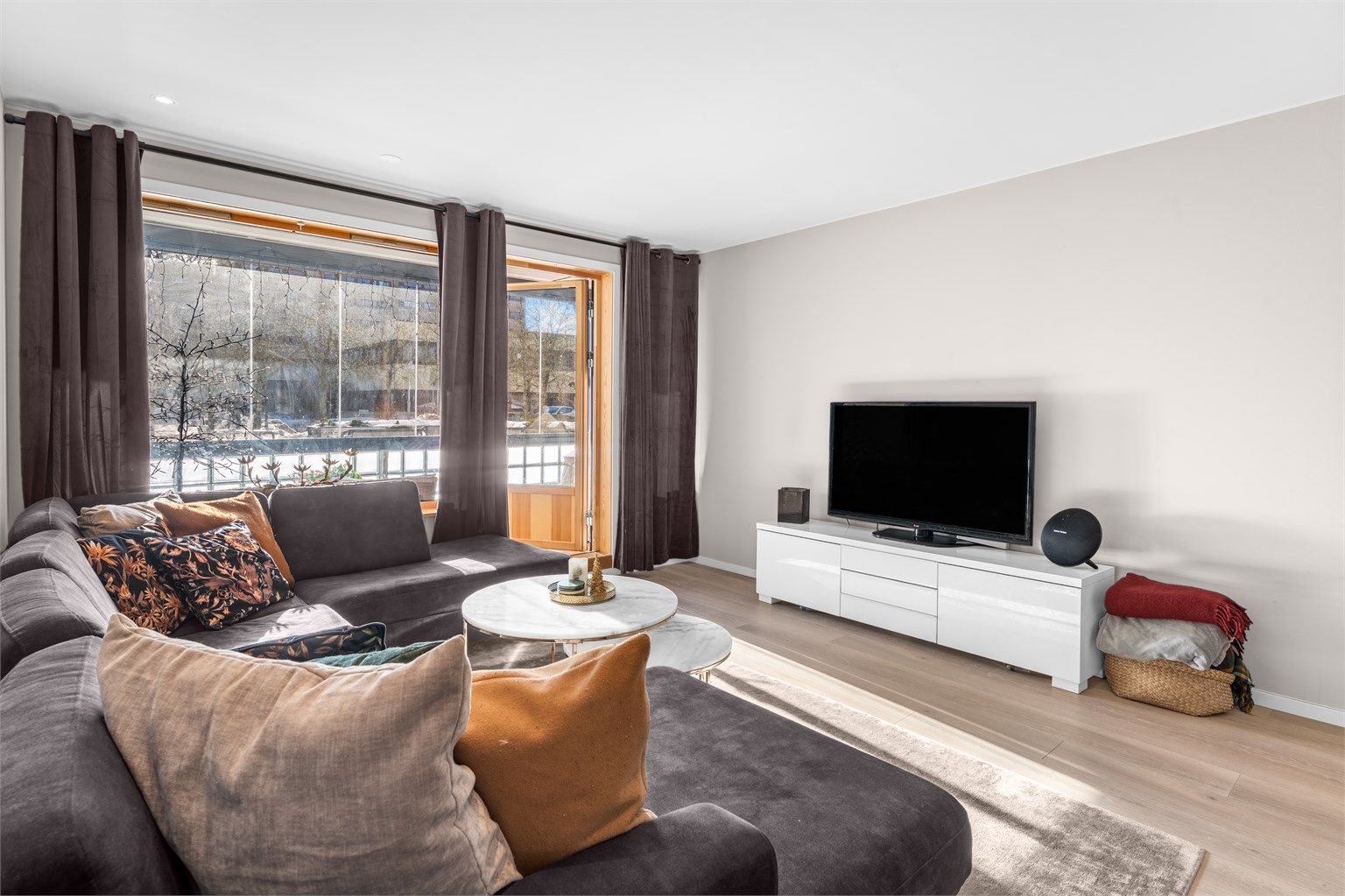 Stuen har også plass til TV- og sofaløsning.