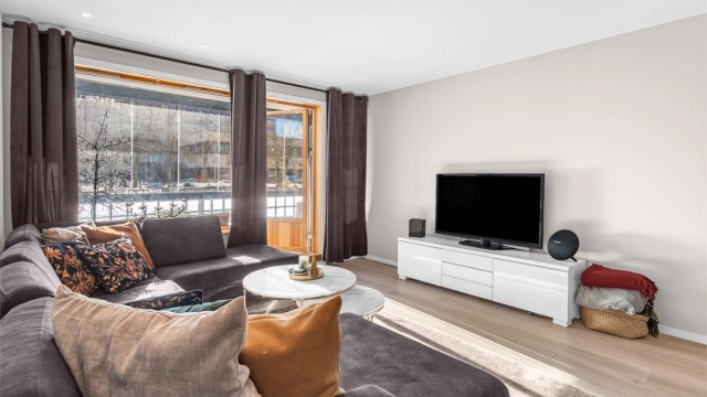 Stuen har også plass til TV- og sofaløsning.