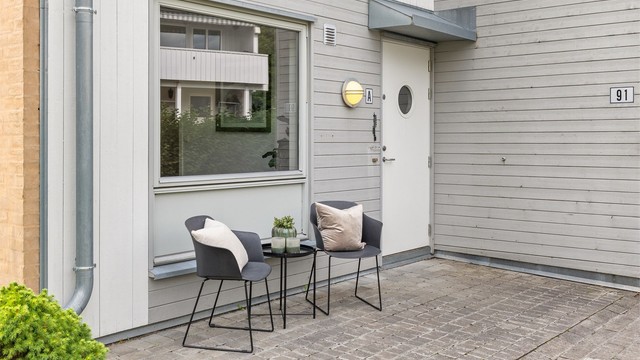 Egen hyggelig uteplass ved inngangspartiet