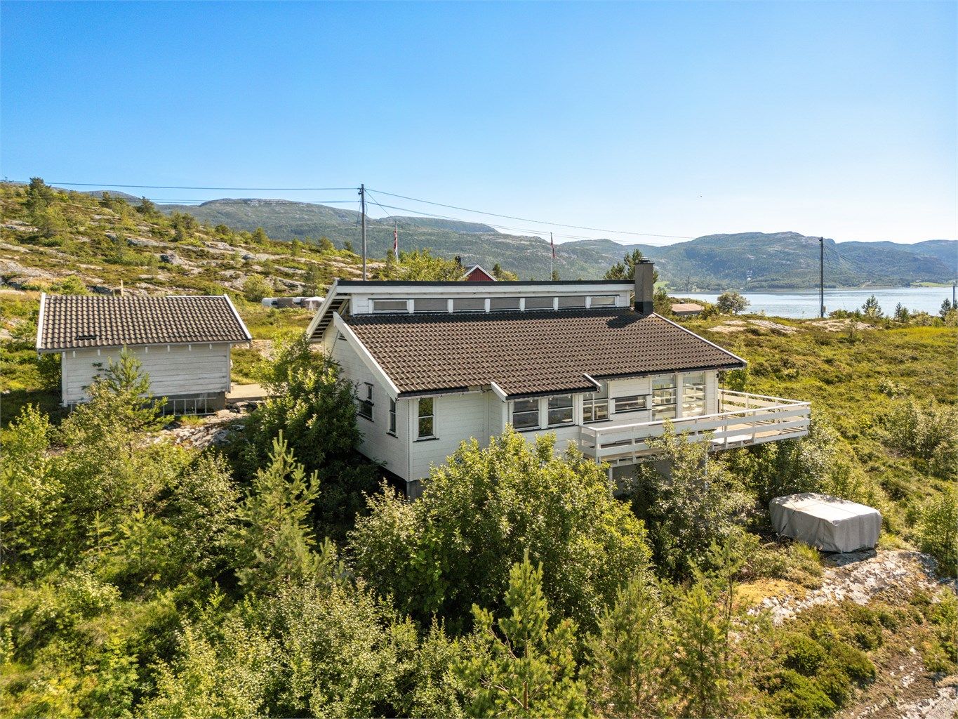 Denne idylliske fritidseiendommen ligger naturskjønt til ved sjøen i Råkvåg, Indre Fosen kommune – ca. 4,5 km fra sentrum.