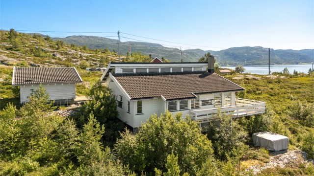 Denne idylliske fritidseiendommen ligger naturskjønt til ved sjøen i Råkvåg, Indre Fosen kommune – ca. 4,5 km fra sentrum.