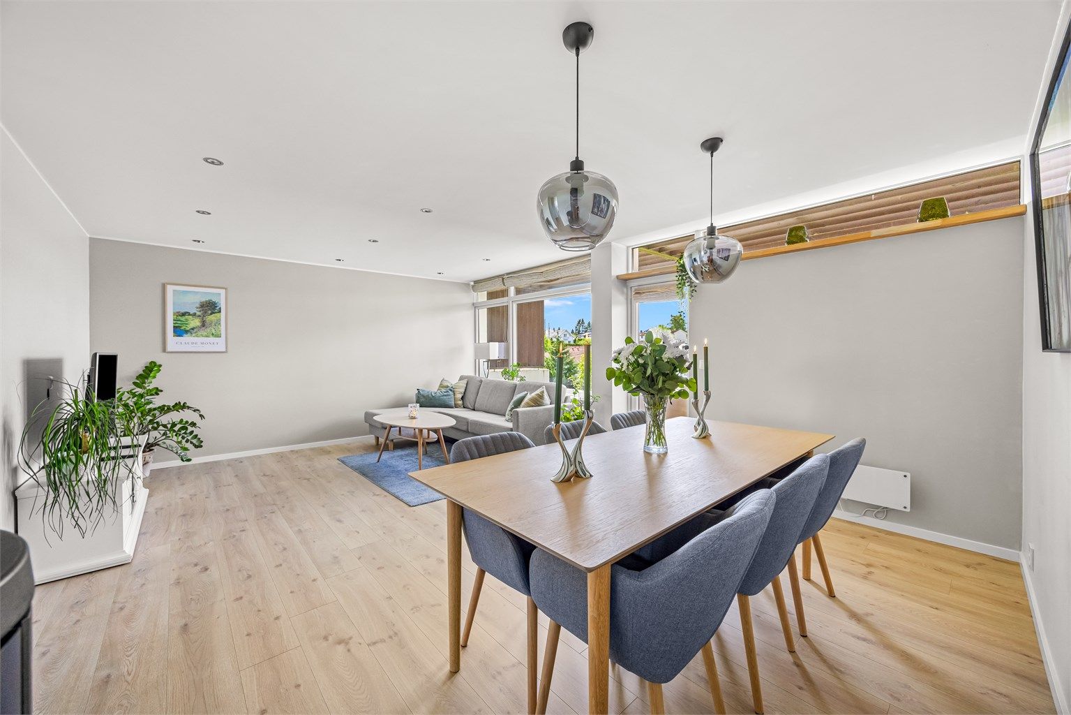 Stuen er romslig og har god plass til både spisebord og sofagruppe.