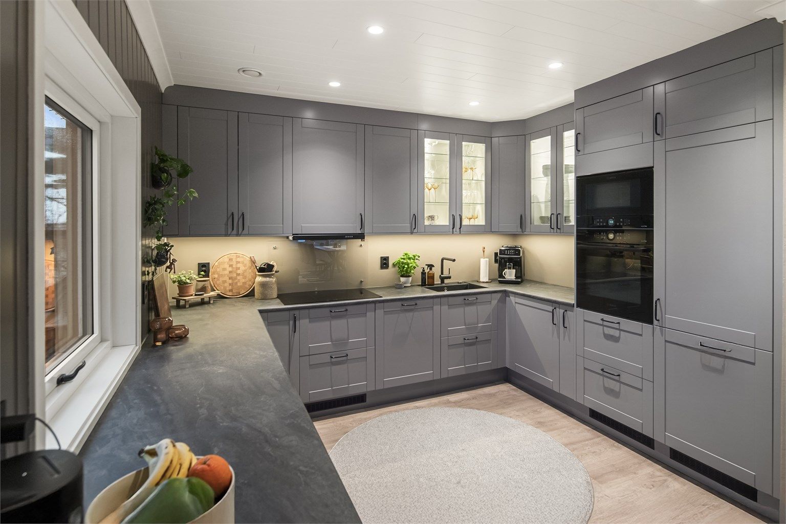 Nedfelt platetopp, integrert komfyr, mikrobølgeovn og kjøleskap (montert i høyskap) medfølger. 