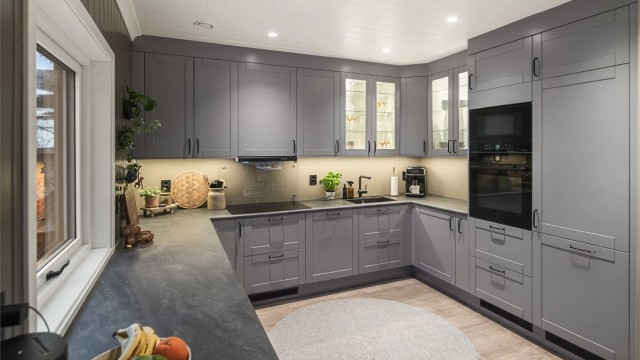 Nedfelt platetopp, integrert komfyr, mikrobølgeovn og kjøleskap (montert i høyskap) medfølger.