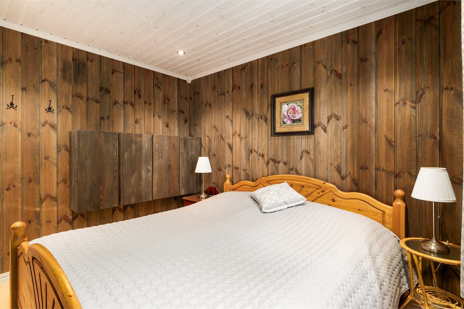 Rommet har vegghengte skap for smart oppbevaring.