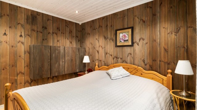 Rommet har vegghengte skap for smart oppbevaring.