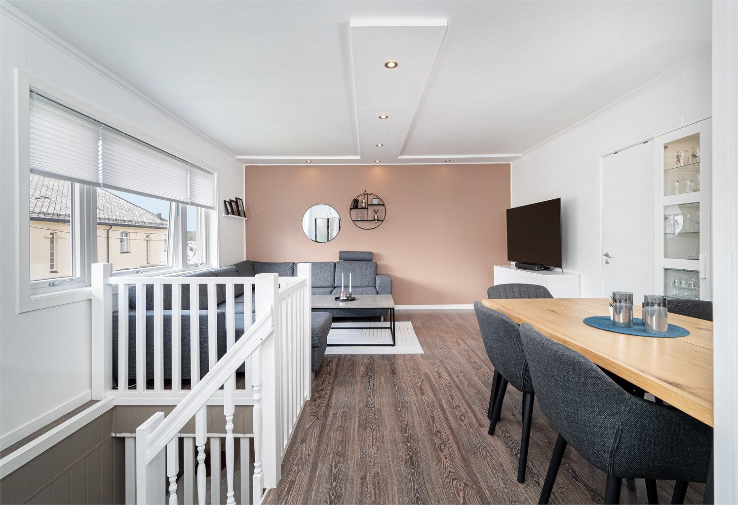 Det er åpenet opp til kjeller og satt inn trapp mellom etasjene