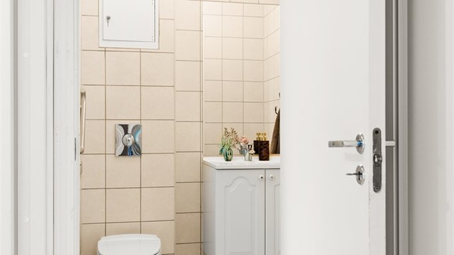 Separat toalettrom med vegghengt toalett og gulvvarme.