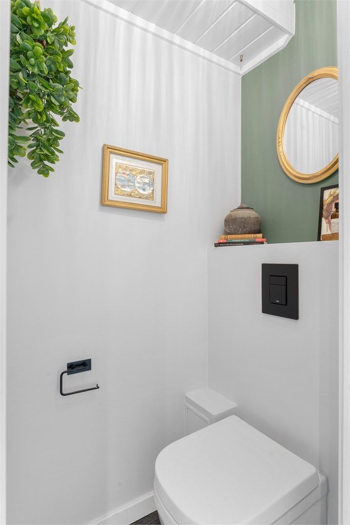 Praktisk separat WC - modernisert i 2022.