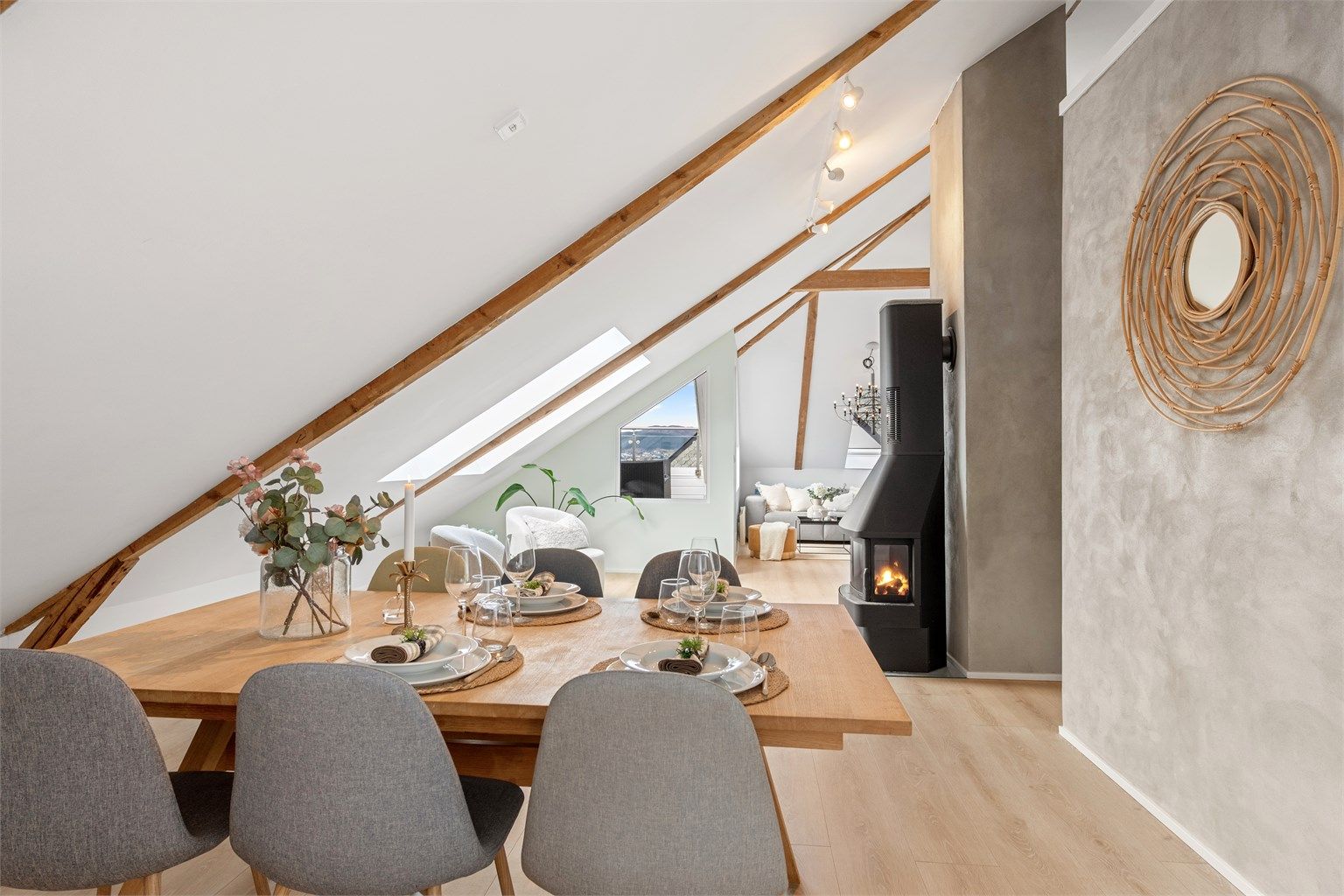 Fra spisestuen ser man gjennom hele oppholdsrommet mot sofakroken.