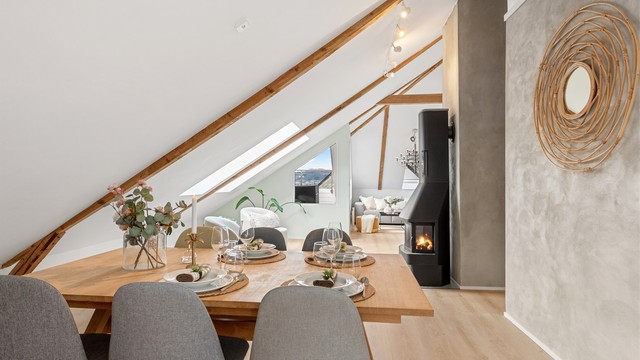 Fra spisestuen ser man gjennom hele oppholdsrommet mot sofakroken.