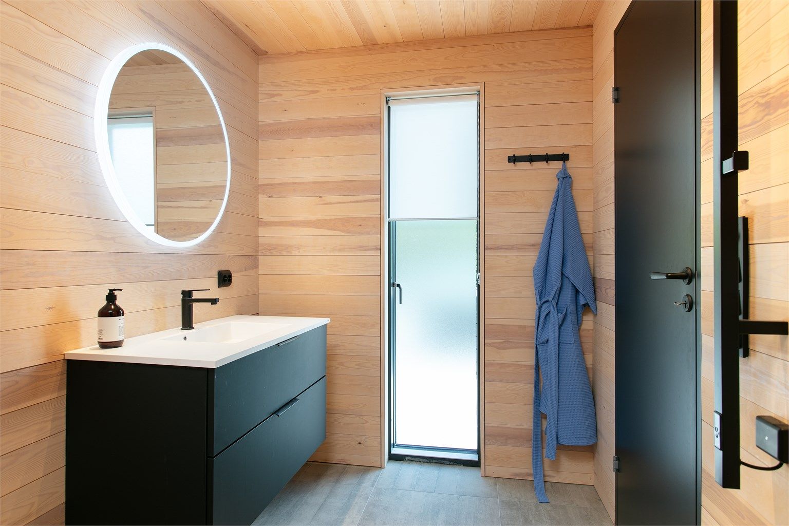 Det andre badet i første etasje, også dette med moderne innredning.