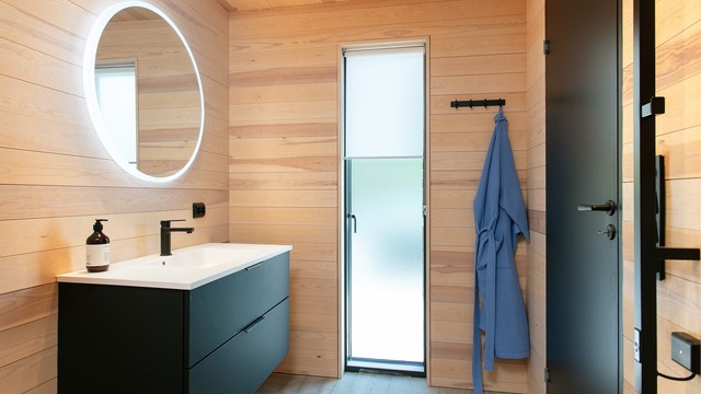 Det andre badet i første etasje, også dette med moderne innredning.