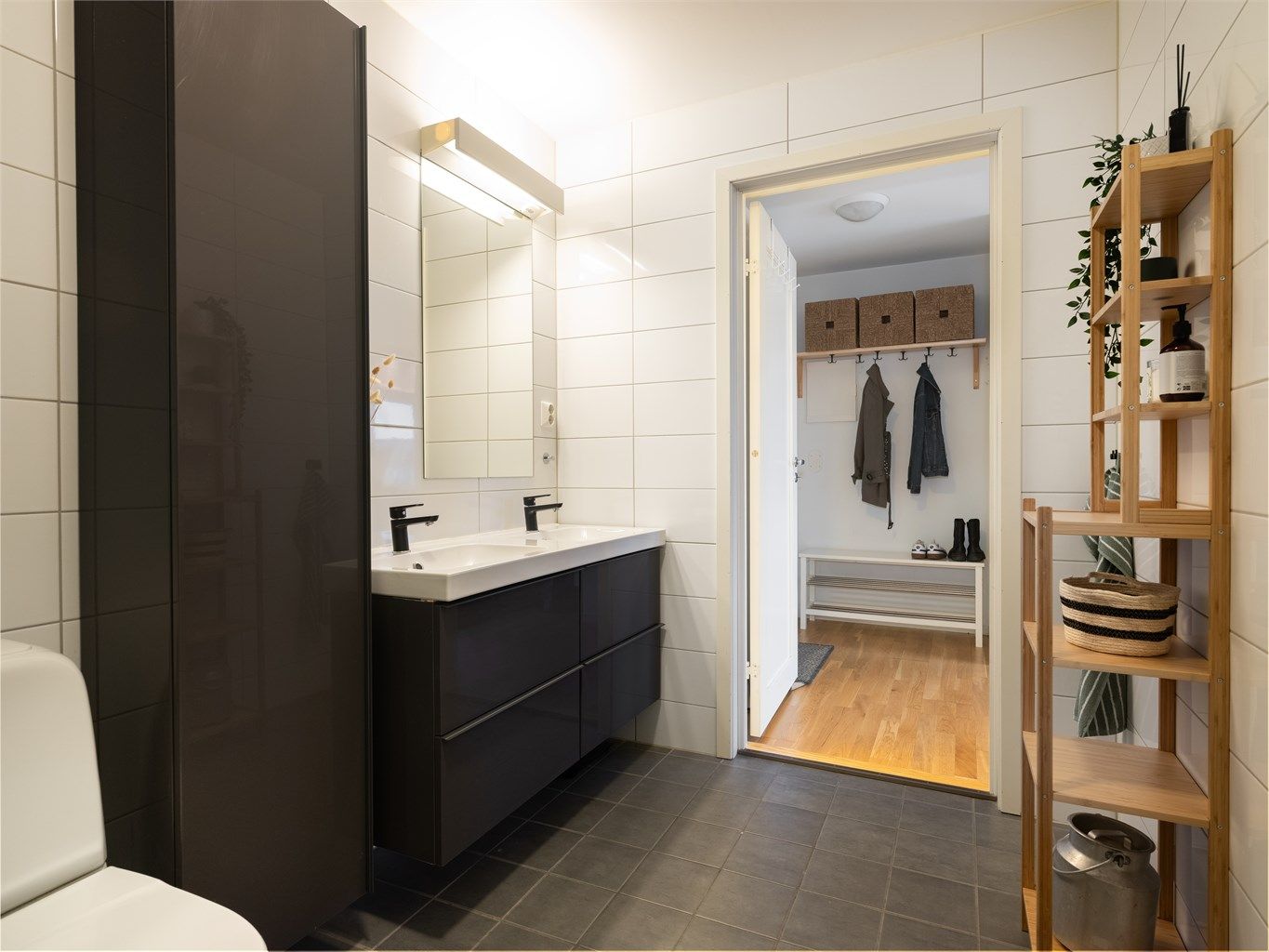 Praktisk med dobbelt servant og gode oppbevaringsmuligheter.