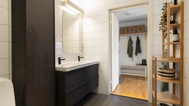 Praktisk med dobbelt servant og gode oppbevaringsmuligheter.