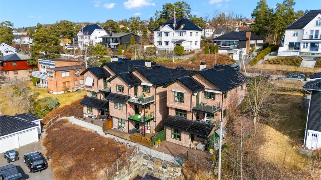 Velkommen til Holtveien 47B - en herlig 2R toppleilighet med vestvendt balkong, panoramautsikt, trappefri adkomst og garasjeplass i vakkert bygg fra 2005.