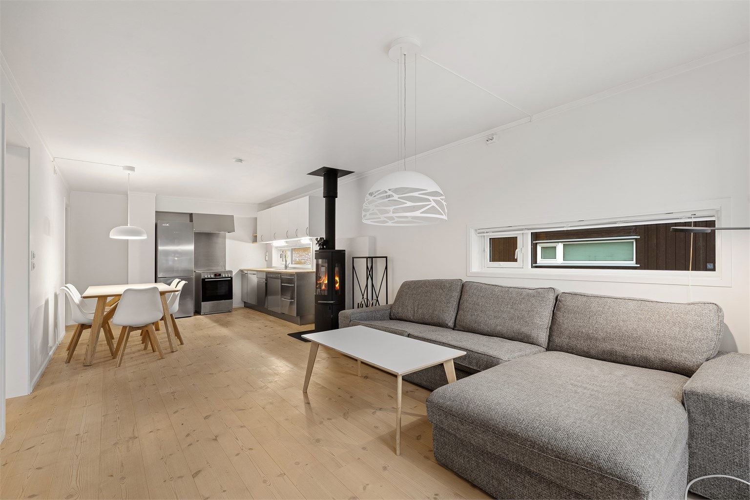 Oppholdsrom med god plass til sofagruppe og naturlig møblering.