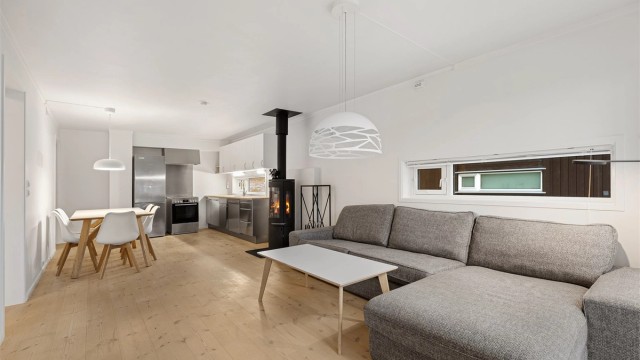 Oppholdsrom med god plass til sofagruppe og naturlig møblering.