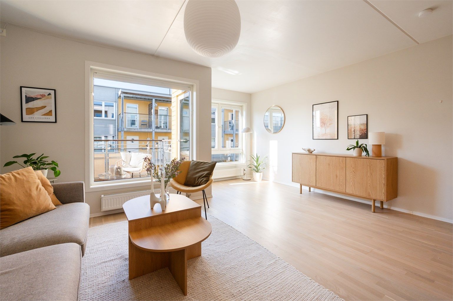 Stuen er lys og luftig med store vindusflater som slipper inn rikelig med dagslys.