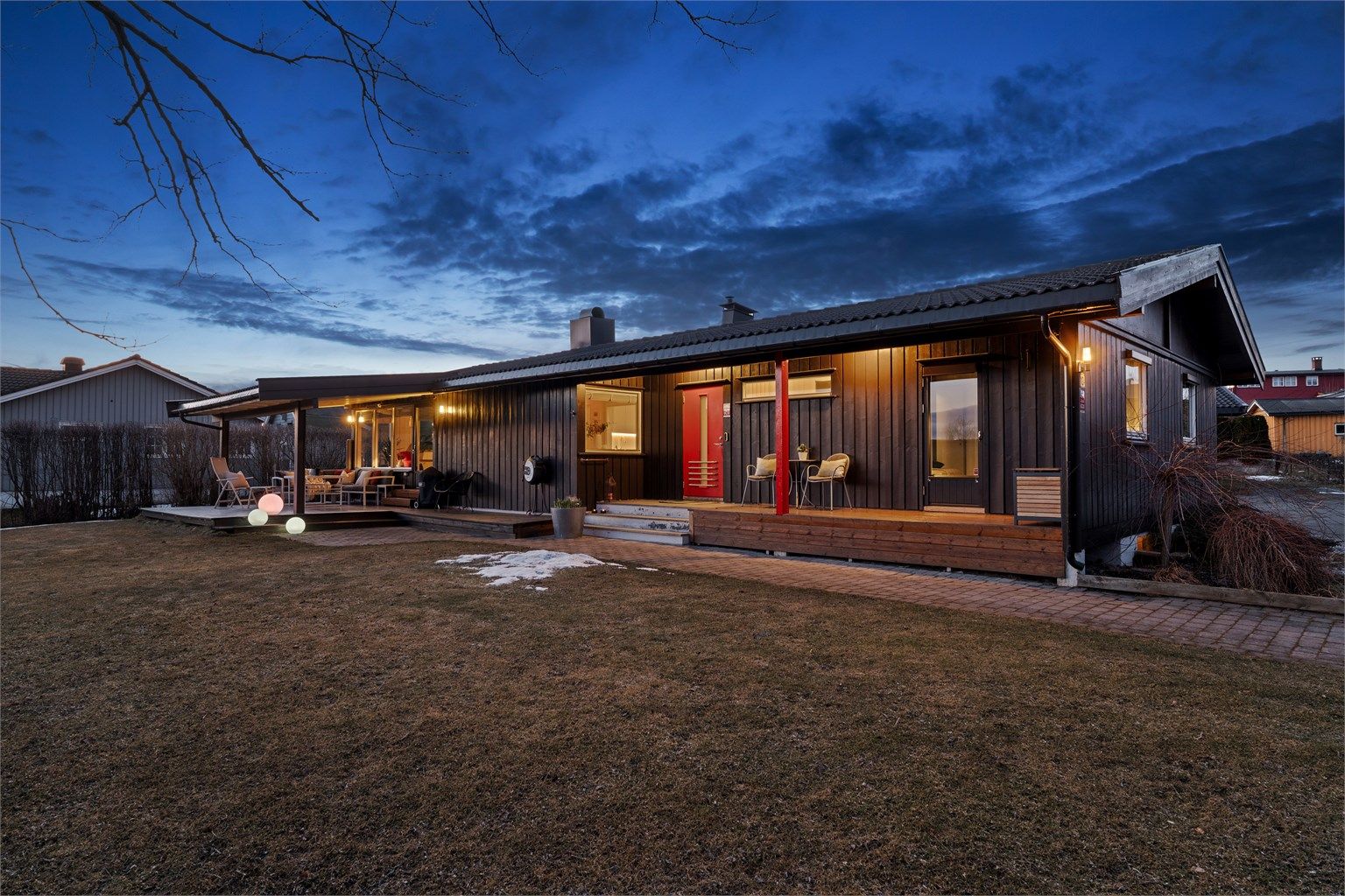 Velkommen til Olav Trygvasons gate 12B! Stilig og innholdsrik enebolig med alt du trenger på ett plan og med flott beliggenhet på Ajer.