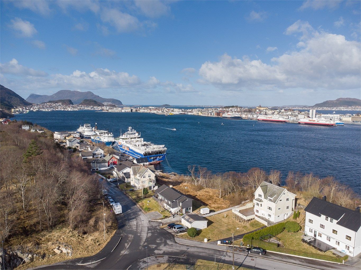 Dronebilde av eiendommen og nærområdet på Slinningen, tatt fra øst mot vest