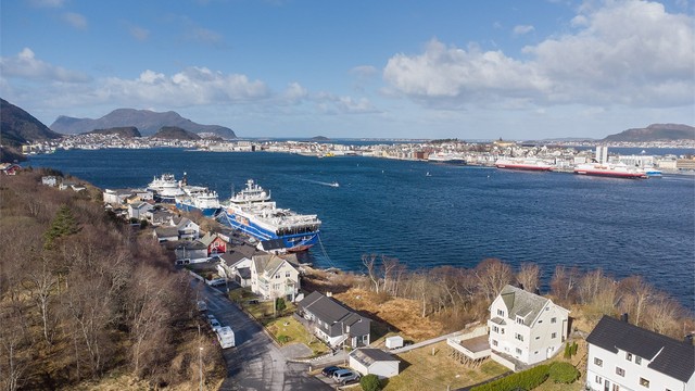 Dronebilde av eiendommen og nærområdet på Slinningen, tatt fra øst mot vest