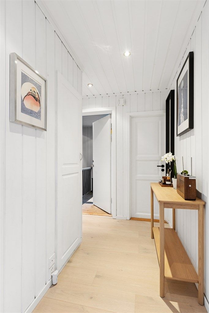 Gangen knytter sammen rommene i etasjen og har integrerte downlights i himlingen.