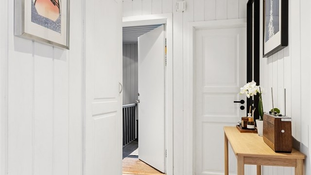 Gangen knytter sammen rommene i etasjen og har integrerte downlights i himlingen.