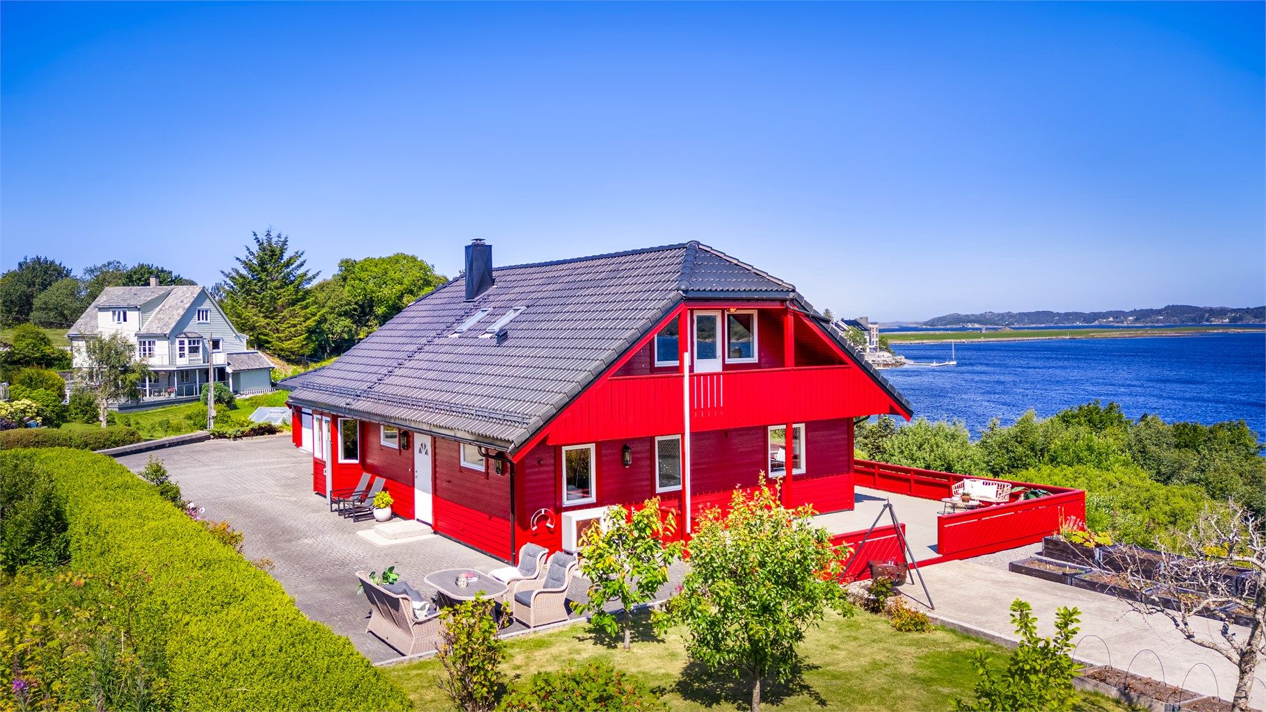 - En familiedrøm i idylliske omgivelser! Barnevennlig beliggenhet i blindvei. Lettstelt og velholdt hage og fantastisk terrasse med panorama over Herdlefjorden. -
