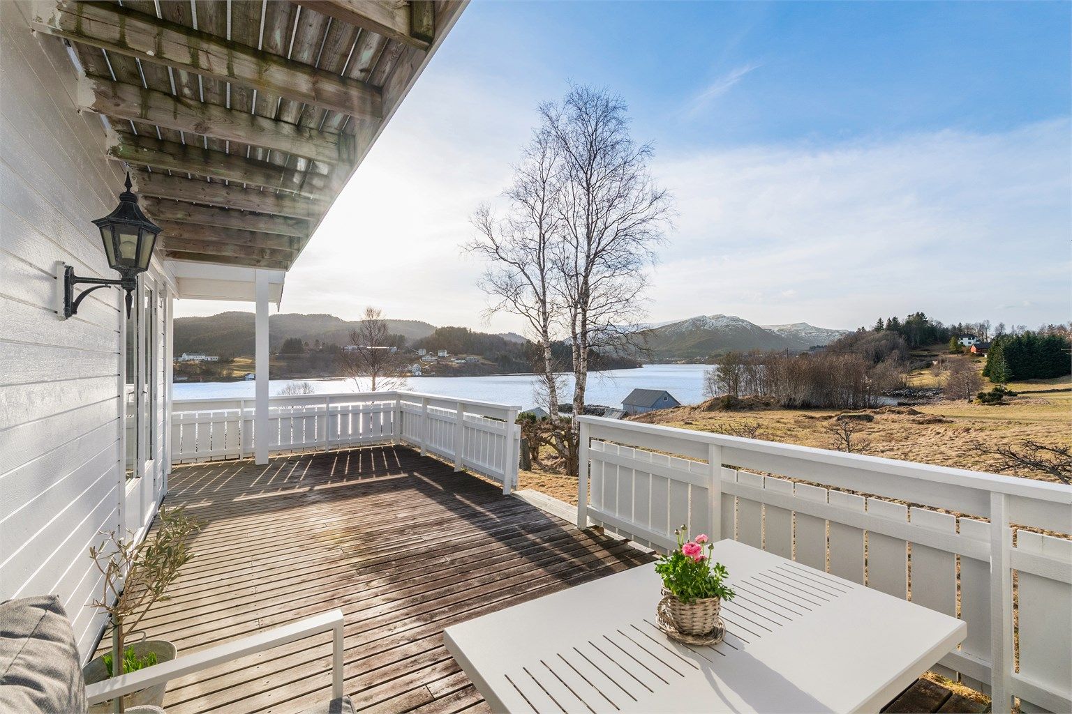 Terrassen mot vest med trapp til  hage og flott utsikt mot fjord og fjell