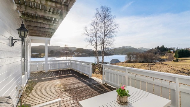 Terrassen mot vest med trapp til hage og flott utsikt mot fjord og fjell