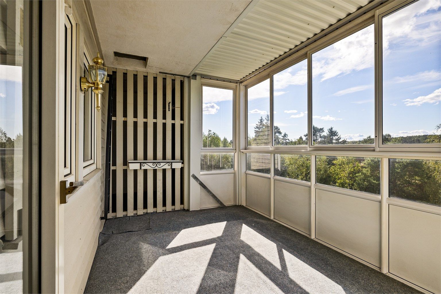 Sommerstid er det sol på verandaen fra tidlig ettermiddag til sen kveld. Skjermende glass gjør verandaen nærmest til et ekstra rom.