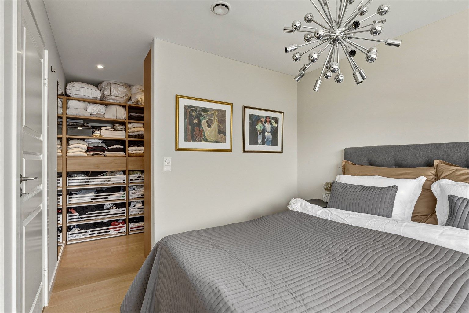 Hovedsoverommet har egen walk-in garderobe