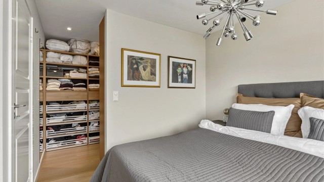 Hovedsoverommet har egen walk-in garderobe
