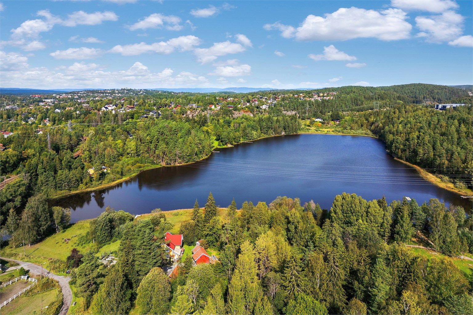 I nærområdet finner du Tussetjern, med fine bademuligheter om sommeren.