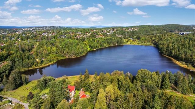 I nærområdet finner du Tussetjern, med fine bademuligheter om sommeren.